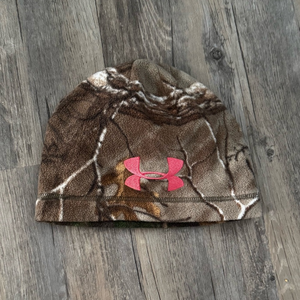Under Armour camo hat. Like new condition. Scent control